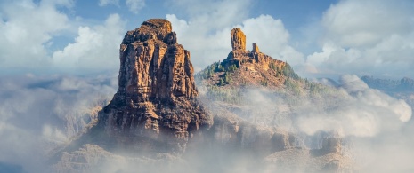 Vista del Roque Bentayga e del Roque Nublo a Gran Canaria, isole Canarie