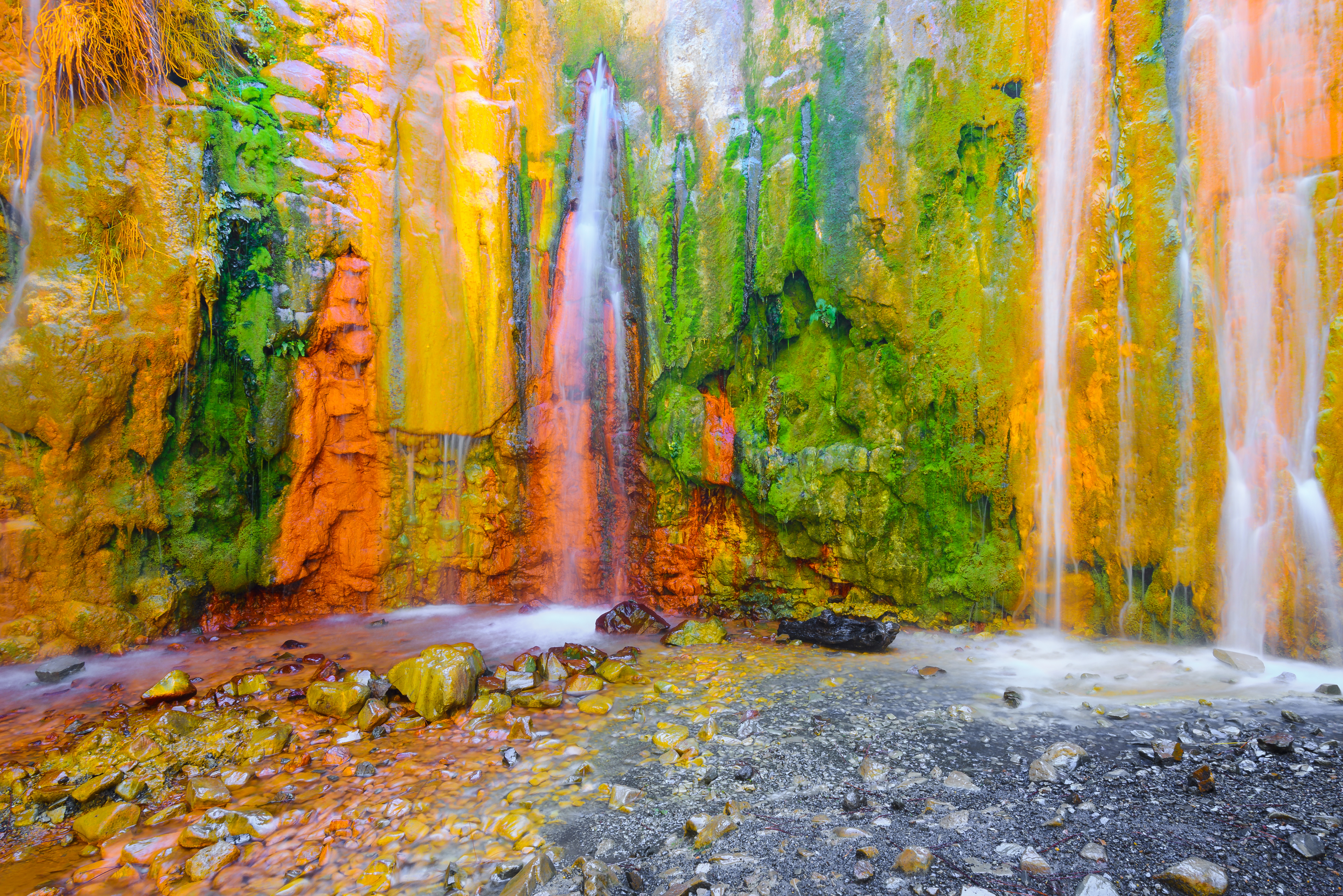 Cascade de Colores dans la Caldera de Taburiente à La Palma, Îles Canaries Cascade de Colores dans la Caldera de Taburiente à La Palma, Îles Canaries