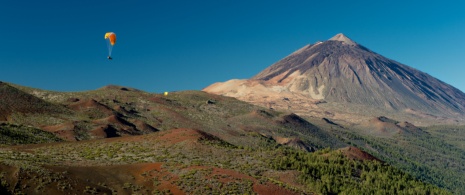 Lot paralotnią w pobliżu Teide na Teneryfie, Wyspy Kanaryjskie