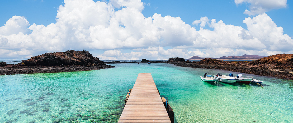 Molo di legno nell'isola di Lobos a Fuerteventura, isole Canarie Molo di legno nell'isola di Lobos a Fuerteventura, isole Canarie