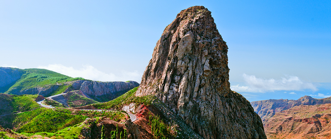 Veduta di Los Roques nel Parco Nazionale di Garajonay a La Gomera, isole Canarie Veduta di Los Roques nel Parco Nazionale di Garajonay a La Gomera, isole Canarie
