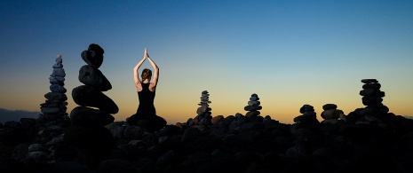 Yoga in der Abenddämmerung am Strand Duque de Adeje de Abona auf Teneriffa, Kanarische Inseln