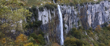 Widok na wodospad Cailagua w Obszarze Chronionego Krajobrazu Los Collados del Asón, Kantabria