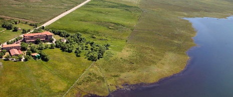 Veduta aerea della diga dell’Ebro e delle terme di Corconte nella valle di Valdebezana, Burgos, Castiglia e León