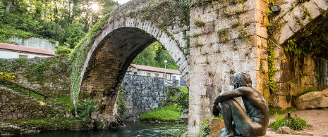 Posąg człowieka ryby obok mostu Puente Mayor w Liérganes, Kantabria