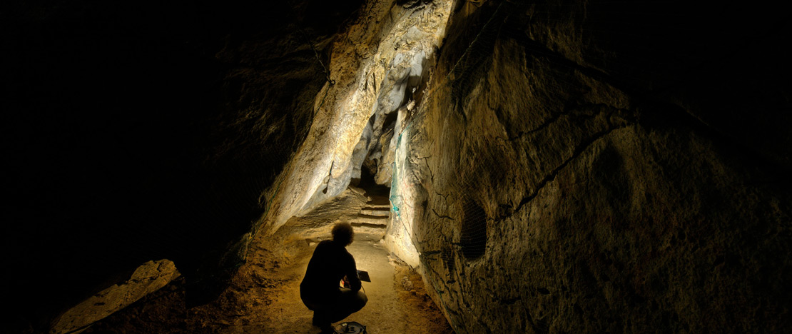 Veduta di una galleria della grotta di Covalanas a Ramales de la Victoria, Cantabria Veduta di una galleria della grotta di Covalanas a Ramales de la Victoria, Cantabria