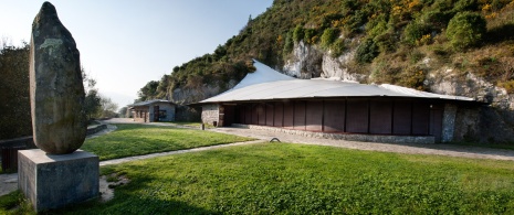 Vue extérieure de la grotte de El Castillo à Puente Viesgo, Cantabrie