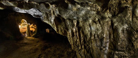 Grotte de Hornos de la Peña, à Peña de los Hornos, Cantabrie