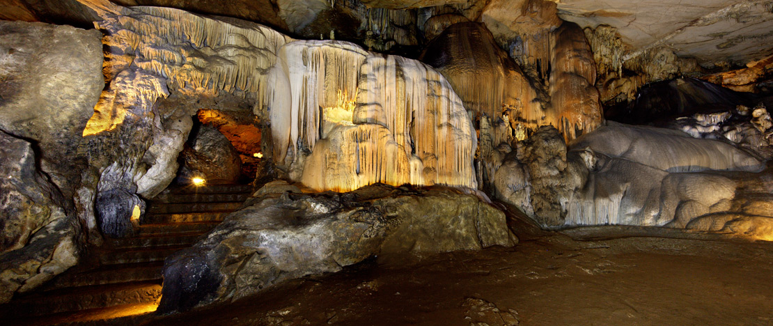 Veduta panoramica di una sala della grotta di Las Monedas a Puente Viesgo, Cantabria Veduta panoramica di una sala della grotta di Las Monedas a Puente Viesgo, Cantabria
