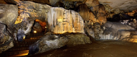 Vista panorámica de una sala de la Cueva de Las Monedas en Puente Viesgo, Cantabria