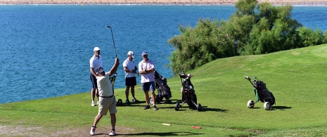 Joueurs de golf au club Mataleñas de Santander