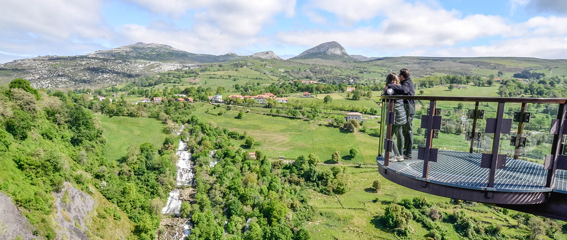 Turistas observando las vistas desde el Mirador de las Cascadas del Gándara