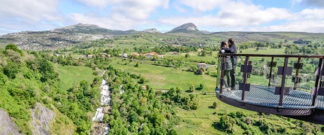 ガンダラの滝の展望台からの景色を眺める旅行者たち