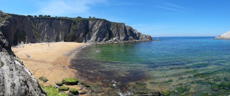 Strand Covachos in Soto de la Marina, Kantabrien