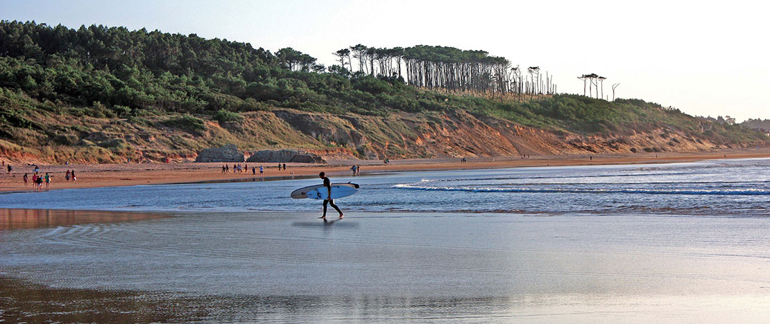 Surfista sulla spiaggia di Somo, Cantabria Surfista sulla spiaggia di Somo, Cantabria