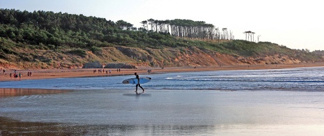 Surfista sulla spiaggia di Somo, Cantabria Surfista sulla spiaggia di Somo, Cantabria