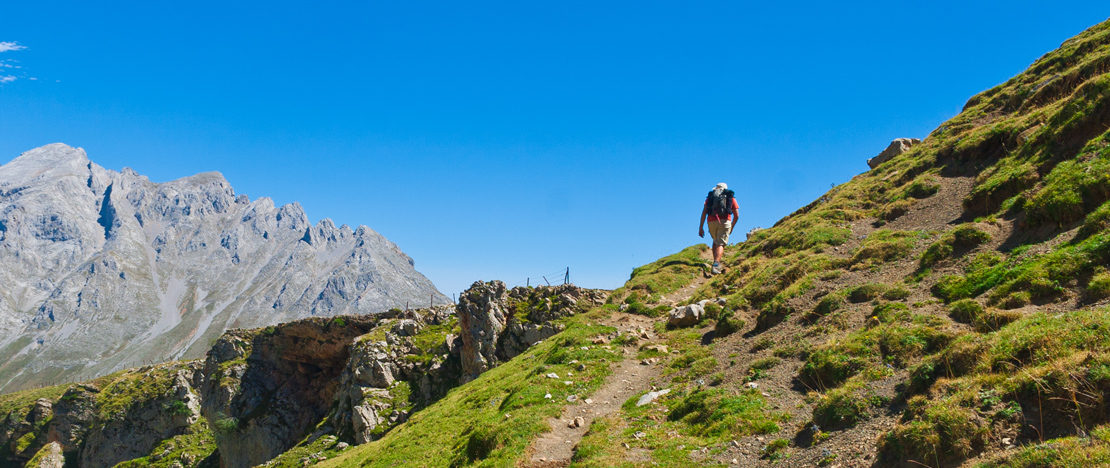 Tourist im Tal von Camaleño, Nationalpark Picos de Europa in Kantabrien. Tourist im Tal von Camaleño, Nationalpark Picos de Europa in Kantabrien.