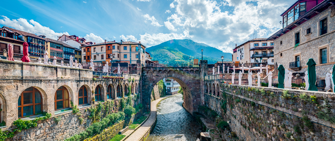 Vista de la Villa de Potes y su Puente Nuevo, Cantabria Vista de la Villa de Potes y su Puente Nuevo, Cantabria