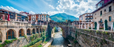 Veduta della cittadina di Potes e il suo Puente Nuevo, Cantabria