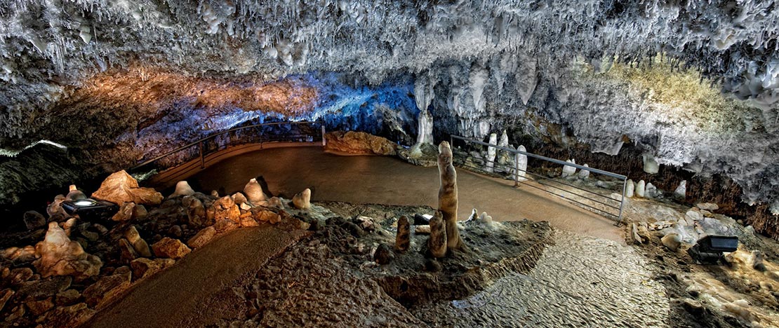 Intérieur de la grotte El Soplao. Cantabrie Intérieur de la grotte El Soplao. Cantabrie