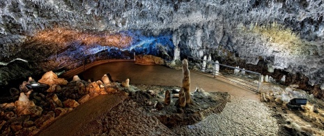 Interno della grotta El Soplao. Cantabria
