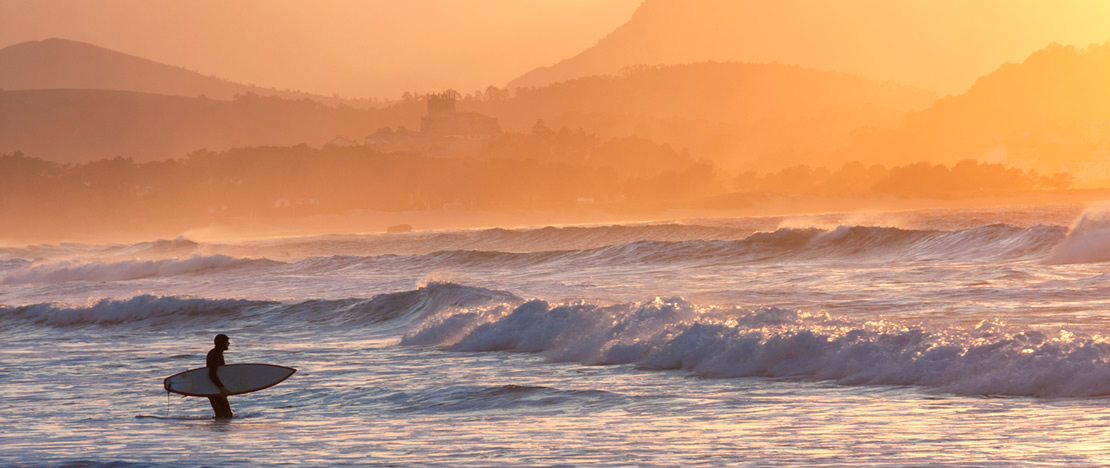 Surfeur sur la plage de San Vicente de la Barquera (Cantabrie) Surfeur sur la plage de San Vicente de la Barquera (Cantabrie)