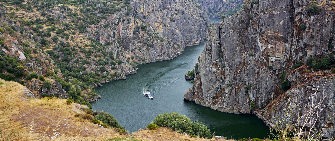 カスティージャ・イ・レオン州ミランダから望むアリベス・デル・ドゥエロ カスティージャ・イ・レオン州ミランダから望むアリベス・デル・ドゥエロ