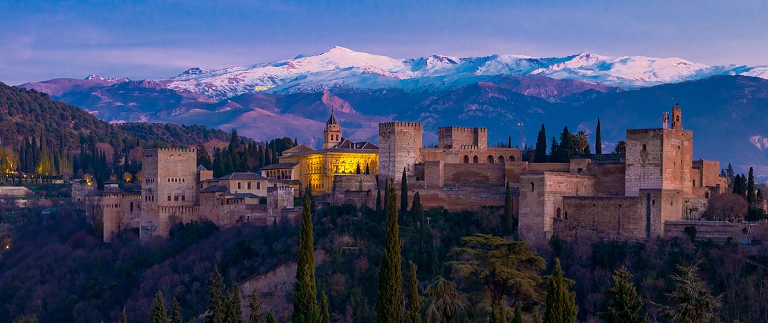Vues de l'Alhambra avec la Sierra Nevada en arrière-plan pendant l'hiver à Grenade, en Andalousie Vues de l'Alhambra avec la Sierra Nevada en arrière-plan pendant l'hiver à Grenade, en Andalousie