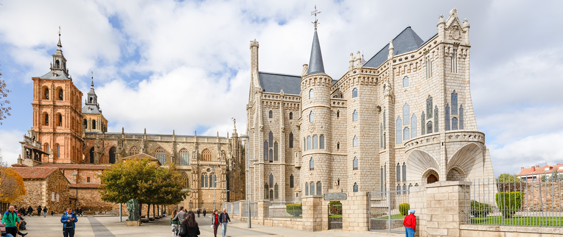 サンタ・マリア大聖堂(左)と司教館(右)。アストルガ、レオン サンタ・マリア大聖堂(左)と司教館(右)。アストルガ、レオン