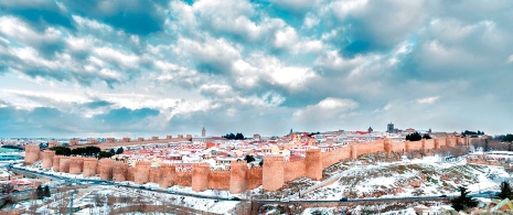 Imagem panorâmica de Ávila nevada