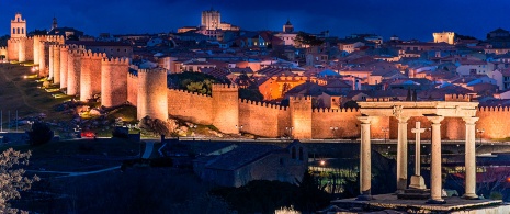 Vue d’Ávila à la tombée de la nuit