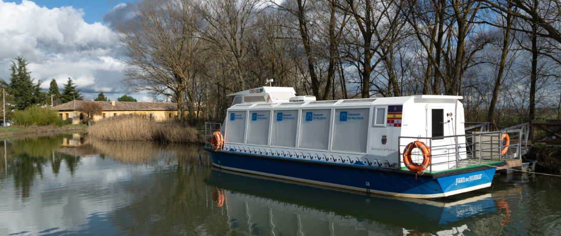 Touristenboot auf dem Kanal von Kastilien in Frómista in der Provinz Palencia, Kastilien-Leon