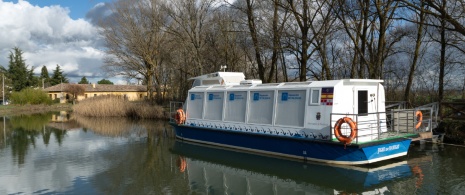 Touristenboot auf dem Kanal von Kastilien in Frómista in der Provinz Palencia, Kastilien-Leon