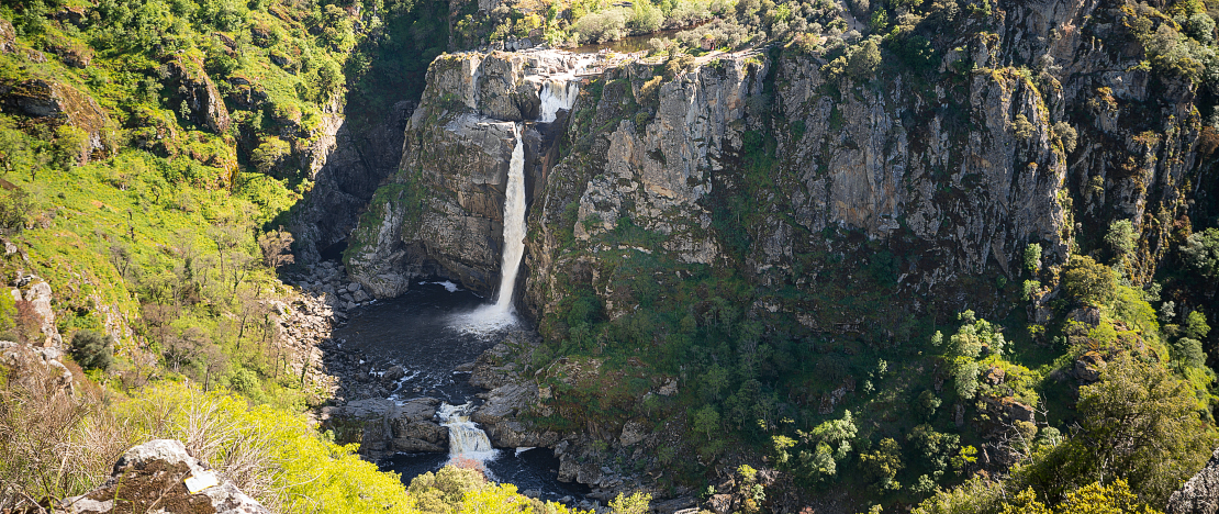 Vue de la cascade du Pozo de los Humos dans le parc naturel d’Arribes del Duero, province de Salamanque Vue de la cascade du Pozo de los Humos dans le parc naturel d’Arribes del Duero, province de Salamanque
