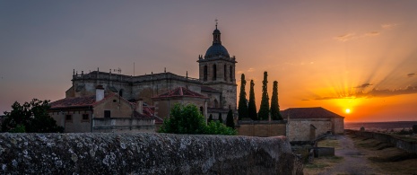 Blick auf die Kathedrale Santa María von Ciudad Rodrigo in Salamanca, Kastilien und León