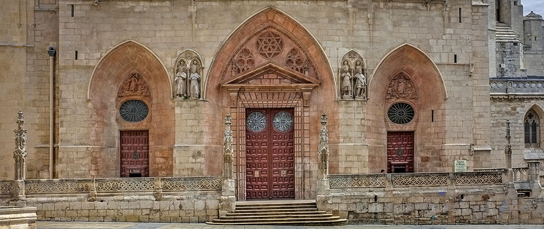 Detalle de la entrada a la catedral de Burgos Detalle de la entrada a la catedral de Burgos