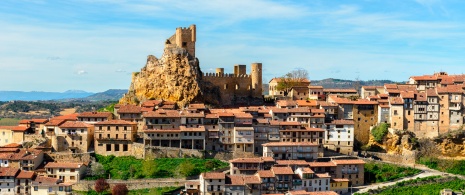 Blick auf die Burg der Herzöge in der Gemeinde Frías in Burgos, Kastilien und León.