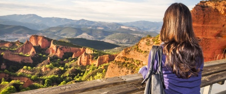 Turista nelle Médulas. El Bierzo, León