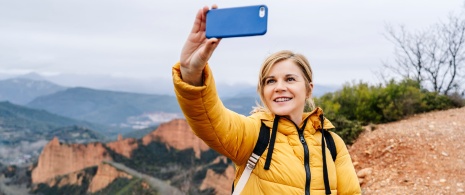 Pilger beim Fotografieren auf der Römerstraße in Las Médulas, Kastilien und Leon.