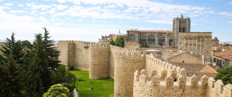 Widok na mur romański i Katedrę Cristo Salvador w Ávila, Kastylia i León