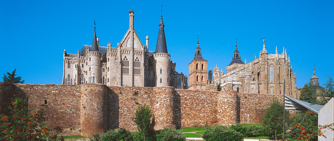 Muralla de Astorga con el palacio episcopal obra de Gaudí detrás a la izquierda junto a la catedral Muralla de Astorga con el palacio episcopal obra de Gaudí detrás a la izquierda junto a la catedral