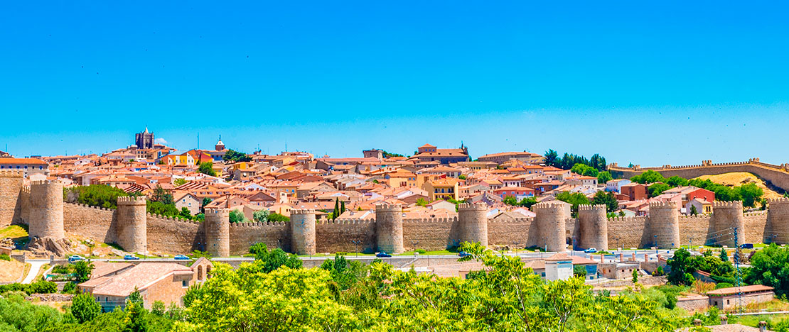 Vue de la muraille médiévale d’Ávila Vue de la muraille médiévale d’Ávila