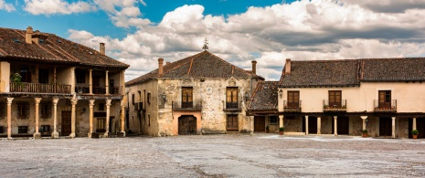 Widok na Plaza Mayor w Pedraza, w prowincji Segowii, Kastylia i León