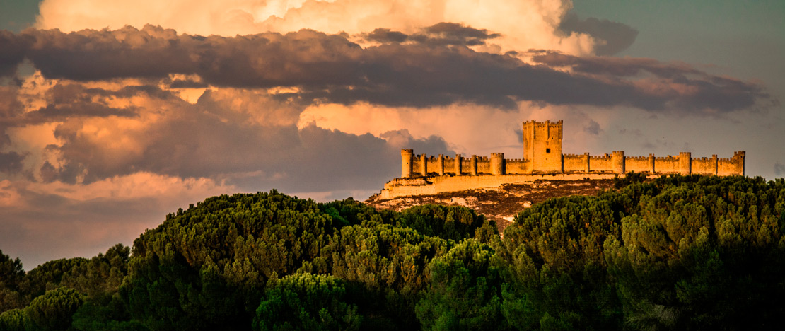 カスティージャ・イ・レオン州バジャドリード県にあるペニャフィエル城 カスティージャ・イ・レオン州バジャドリード県にあるペニャフィエル城
