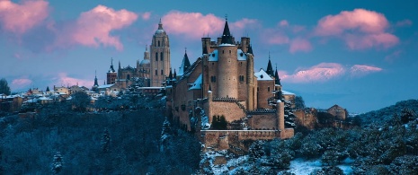 Veduta dell’Alcázar e della Cattedrale innevati a Segovia, Castiglia e León