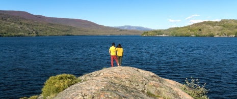 Turyści podziwiający jezioro Sanabria w prowincji Zamora, Kastylia i León