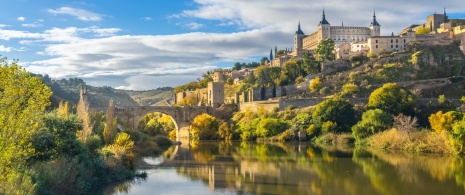 Blick auf den Fluss Tajo und den Alcázar von Toledo (Kastilien-La Mancha)