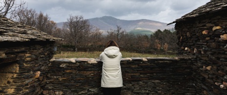 Donna che contempla il paesaggio nei villaggi neri a Guadalajara, Castiglia-La Mancia