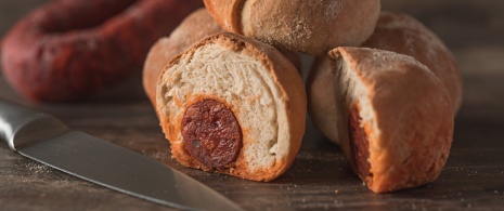 Detailansicht der „bollos preñaos“ (mit Chorizo gefülltes Weißbrot)