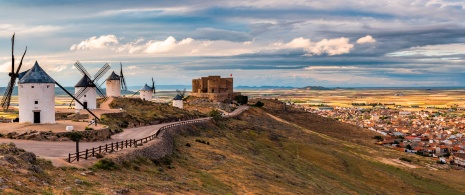 Veduta del comune e dei mulini di Consuegra a Toledo, Castiglia-La Mancia